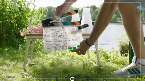 Abbildung der Filmklappe zu den Dreharbeiten der TV Serie Hotel Mondial